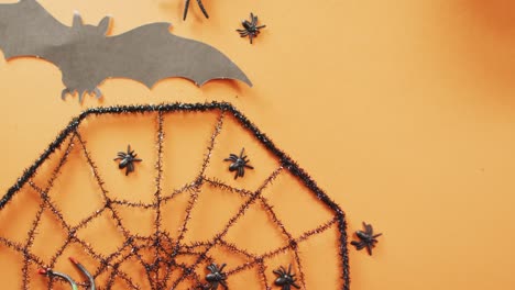 Nahaufnahme-Mehrerer-Halloween-Spielzeuge-Mit-Kopierraum-Vor-Orangefarbenem-Hintergrund