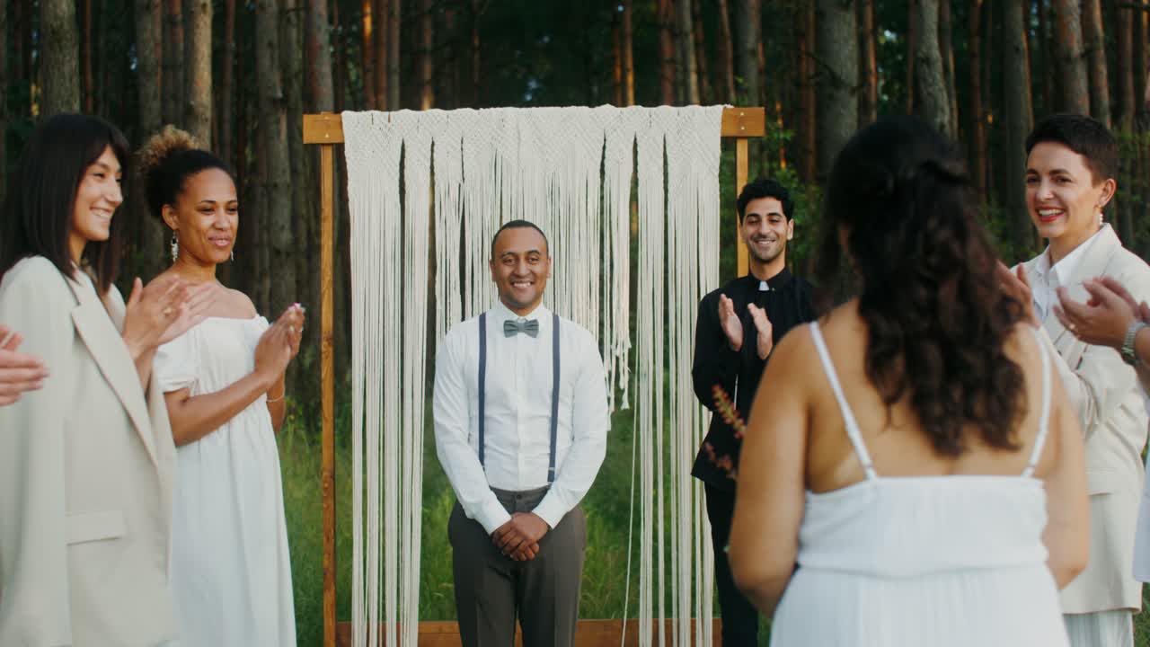 ceremonia de bodas en el bosque