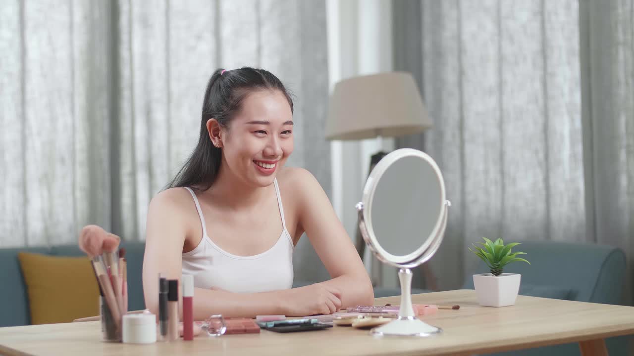 거울 앞 에서 메이크업 을 하는 여자