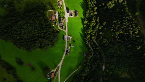 Eine-Top-down-aufnahme-Der-Stadt-Johnsbach-Im-Nationalpark-Gesause,-österreich