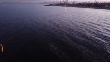 Schwimmen-Bei-Sonnenaufgang-über-Melbourne-Drone-Pan-Up