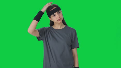 mujer india haciendo ejercicio de cuello pantalla verde
