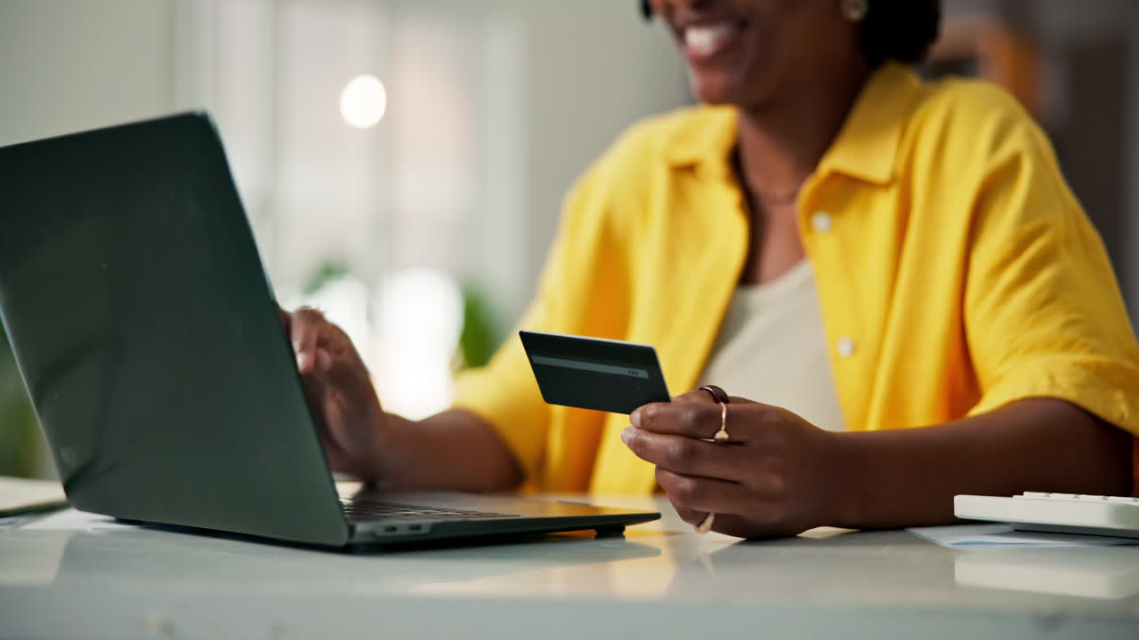 Frau macht Online-Shopping mit Kreditkarte und Laptop