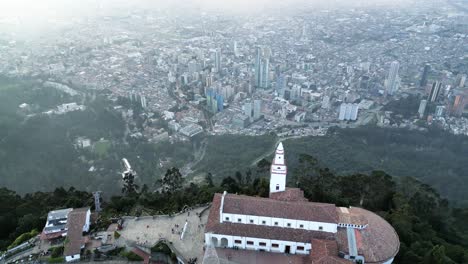 Majestuosas-Vistas-Del-Centro-De-Bogotá-Desde-Monserrate,-Vistas-Aéreas-Desde-Un-Drone,-Impresionante-Iglesia-En-La-Montaña-Con-Vista-A-La-Ciudad-De-Bogot?