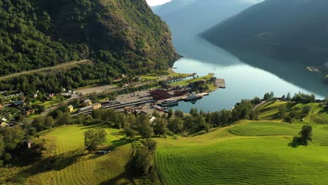 Ciudad-De-Flam-En-Aurlandsfjord-Al-Amanecer.