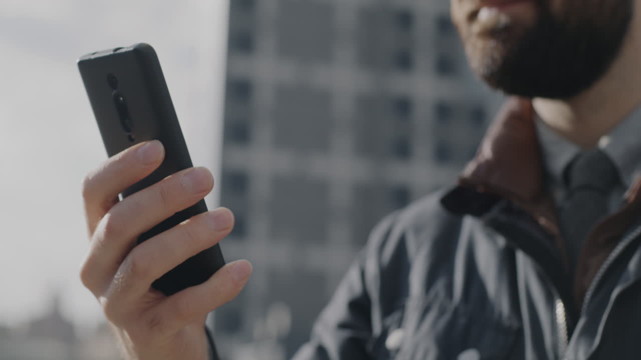 hombre usando un teléfono inteligente en la ciudad