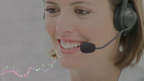animación de estadísticas y procesamiento de datos sobre una mujer de negocios con auriculares de teléfono