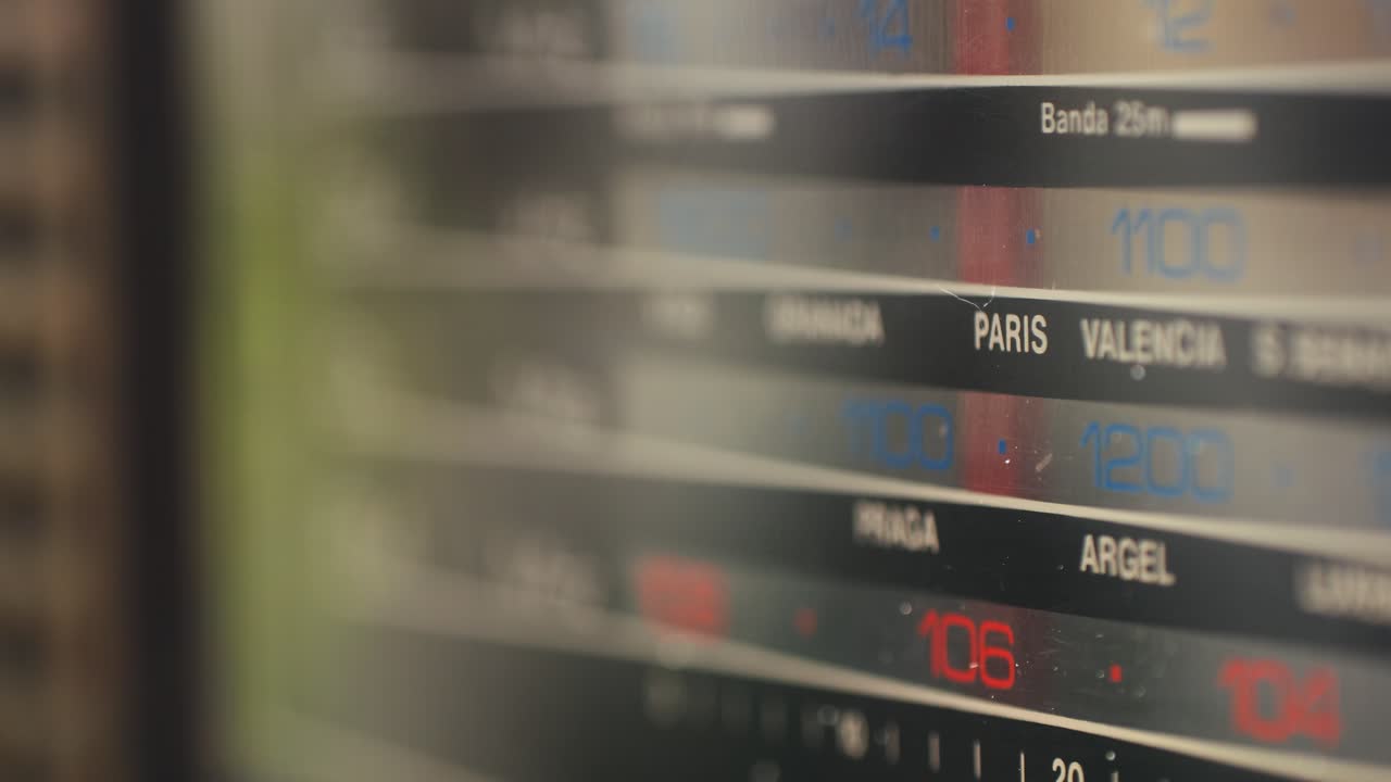 Old Retro AM FM Radio with tubes, Hand Changing stations , bulb vintage music player.