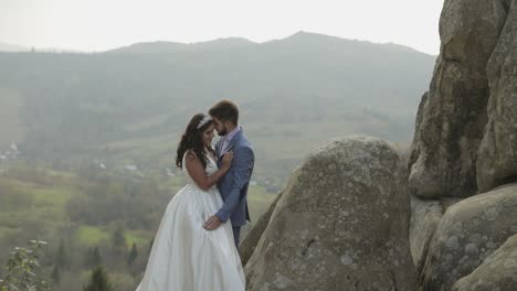 Novio-Con-Novia-En-Las-Colinas-De-Una-Montaña-En-El-Bosque.-Pareja-De-Boda