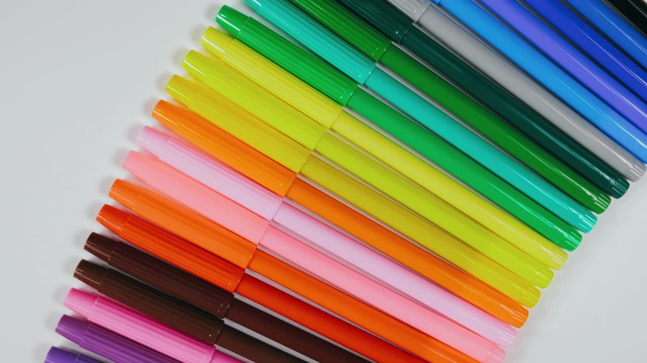 턴 테이블에 펜을 느다. 마커 스핀 회전. 회전, 패턴을 만들고, 디자인 모양 원을 만니다. 상단 뷰, 평평한 레이.