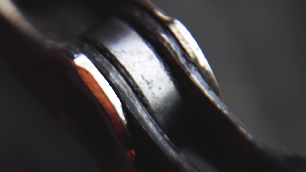 Macro de corrente de bicicleta em movimento, filmado à mão