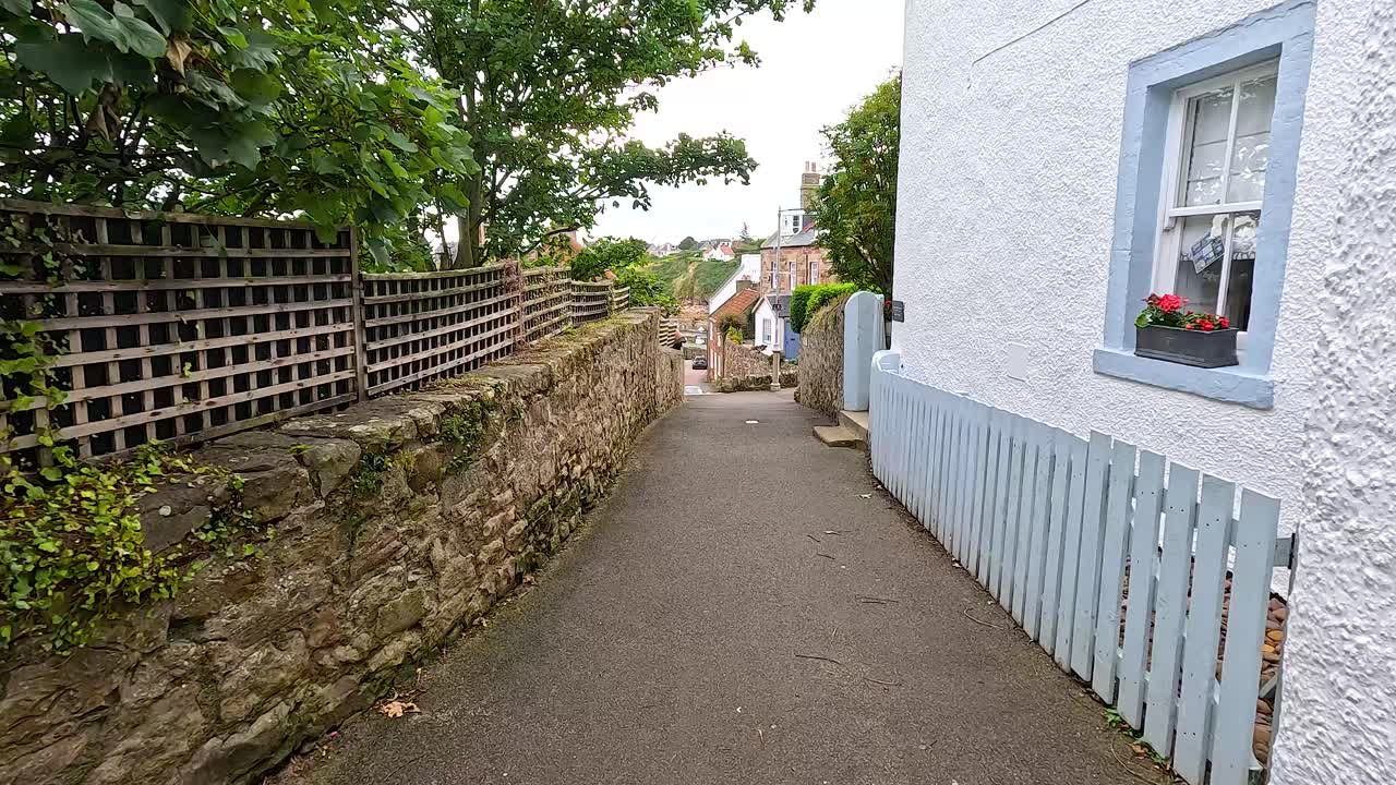 그림 같은 스코틀랜드 해안 마을 거리