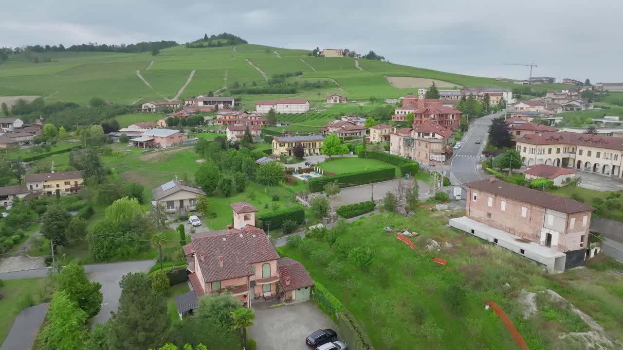 이탈리아 에서 해가 지는 동안 포도 ⁇  위 를 날아다니는 것