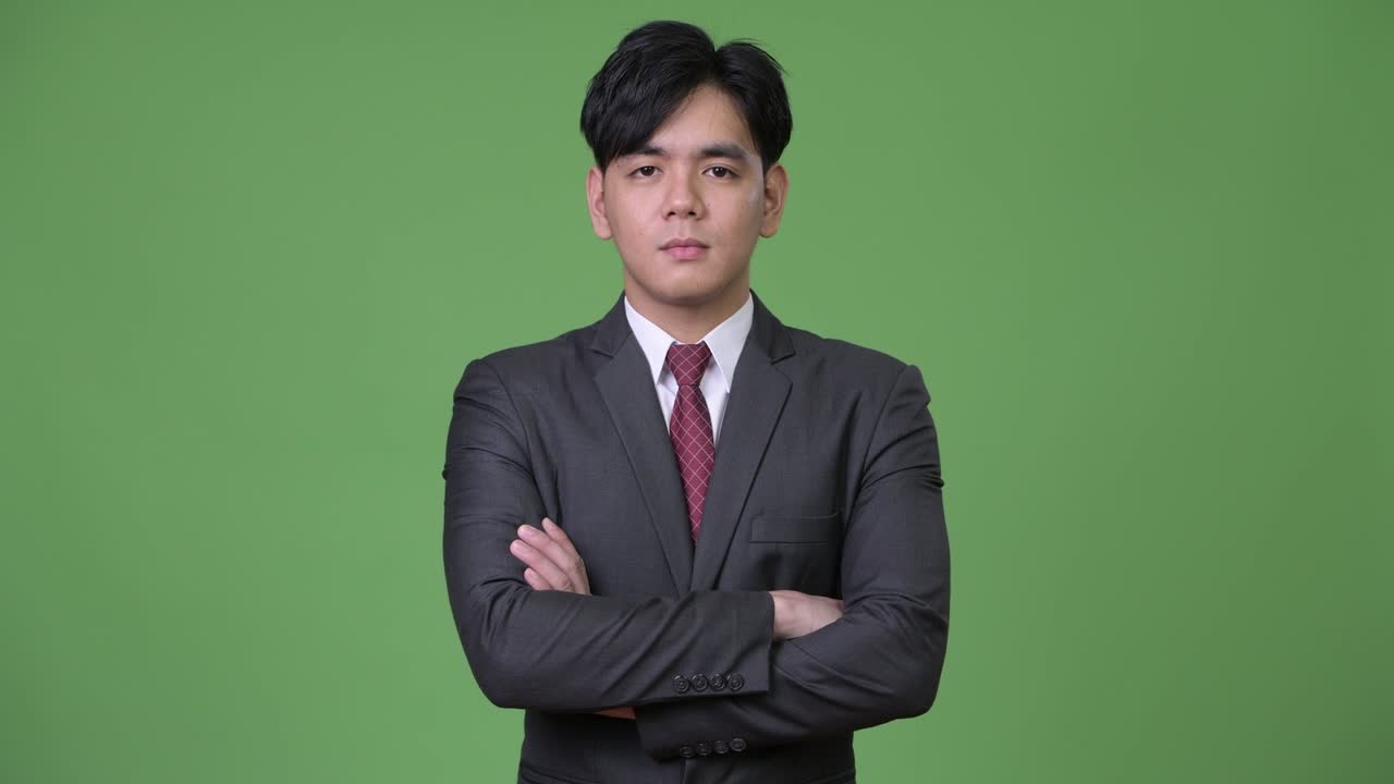 팔을 맞대고 있는 젊은 잘생긴 아시아 사업가