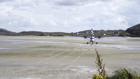 Aufnahme-Eines-Flugzeugs,-Das-Am-Strand-Des-Flughafens-Barra-Entlangrollt-–-Dem-Einzigen-Gezeitenflughafen-Der-Welt,-Der-Den-Strand-Als-Landebahn-Nutzt