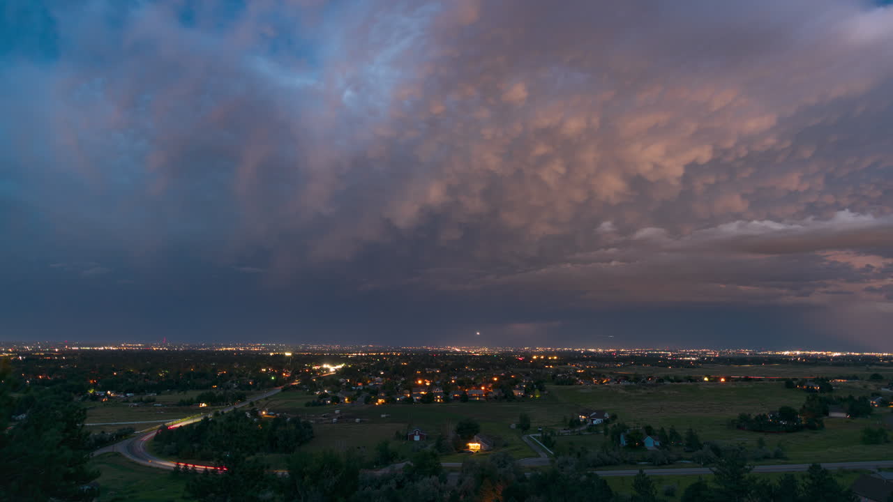 una puesta de sol se convierte en oscuridad mientras una tormenta se desvía sobre fort collins, colorado.