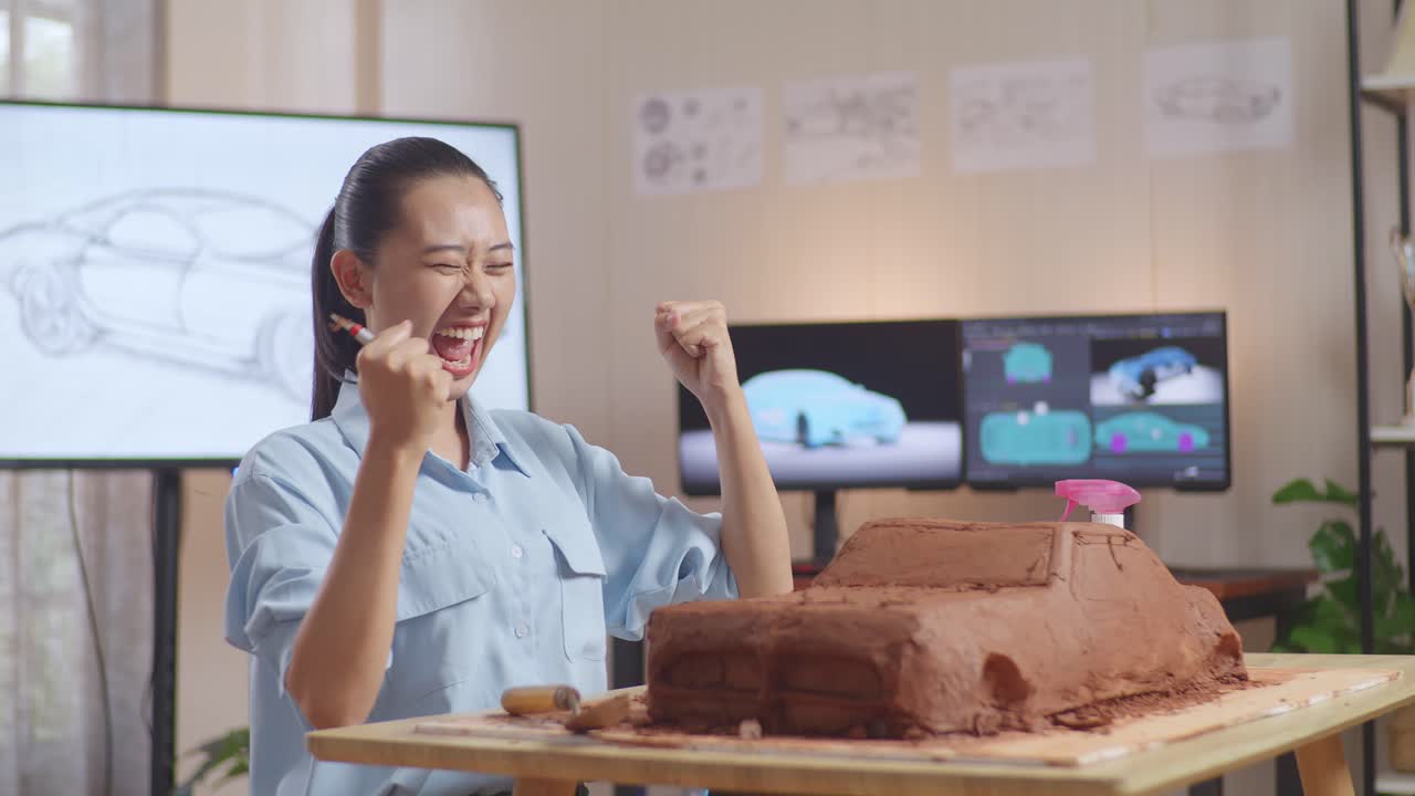 진 자동차 모델 을 흥분 하게 조각 하는 여자