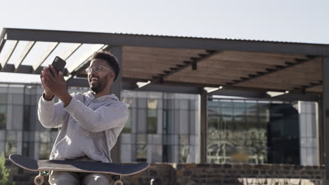 hombre tomando una selfie en patineta