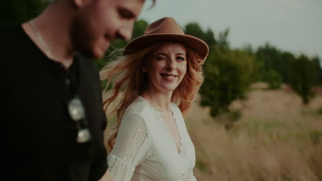 pareja boho camina en el bosque en verano 1