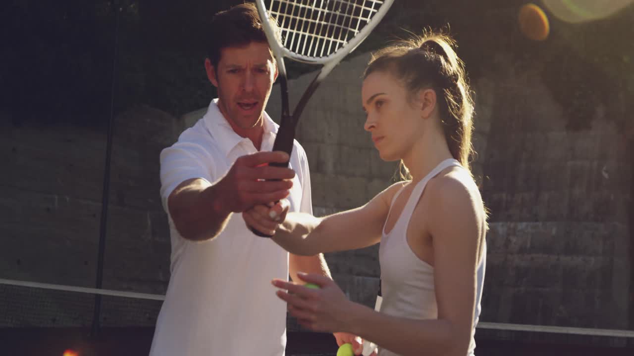 ⁇ 은 날 테니스를 하는 여자 와 남자