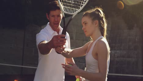mujer y hombre jugando al tenis en un día soleado