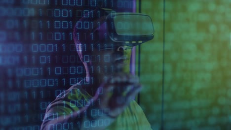 animación del procesamiento de datos sobre un trabajador de la sala de servidores afroamericano usando auriculares vr