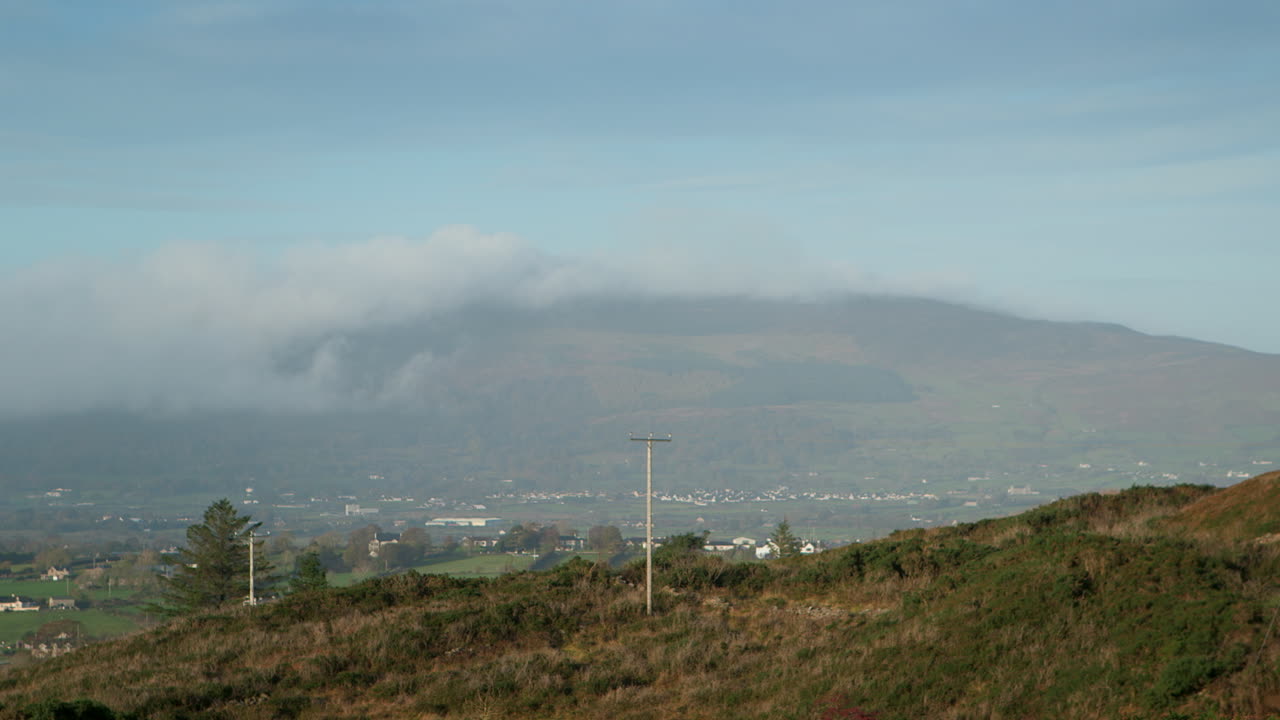 뉴리 아일랜드 근처의 푸른 하늘과 함께 아일랜드 시골 녹색