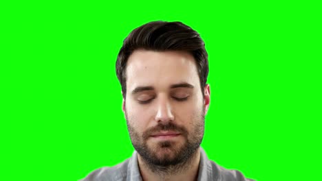 hombre relajándose con los ojos cerrados