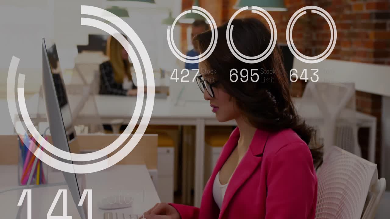 animación de números debajo de círculos sobre mujer asiática con gafas usando computadora en la oficina