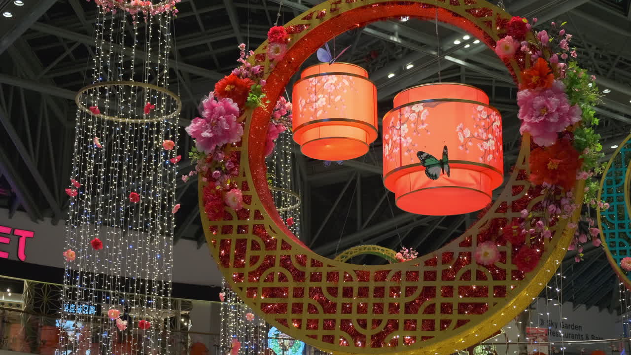 decoraciones de año nuevo chino en un centro comercial