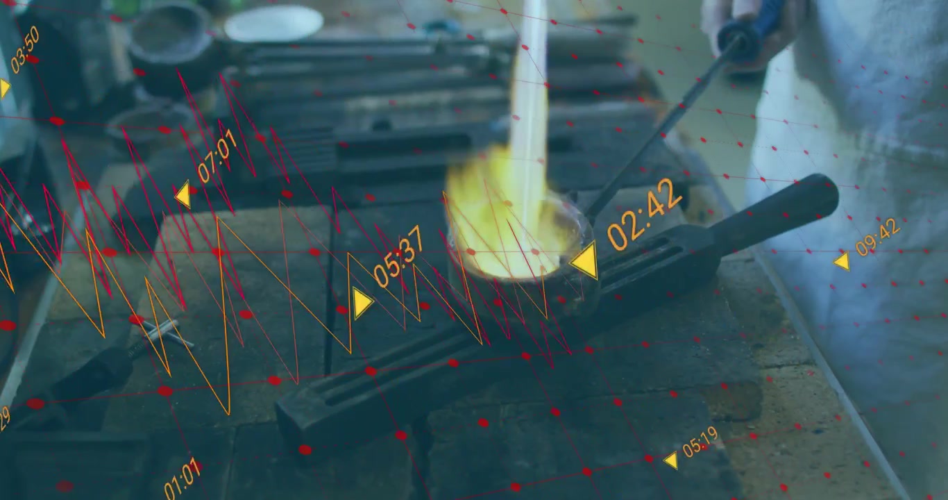 Vertikal video: En handskebeklædt tekniker placerer en digel, bruger en brænder og rører for at smelte metal ved en arbejdsbænk, med HUD-visning.