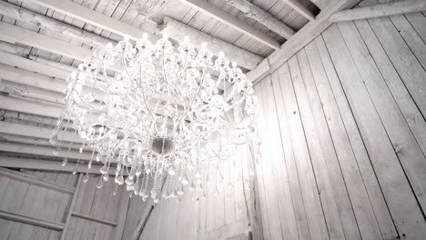 Magnífica-Revelación-De-Un-Vestido-De-Novia-Moderno-Y-De-Moda-En-Una-Habitación-Iluminada-Por-Una-Hermosa-Lámpara-De-Araña-En-Una-Habitación-Blanca-En-Manoir-Montpelier,-Quebec