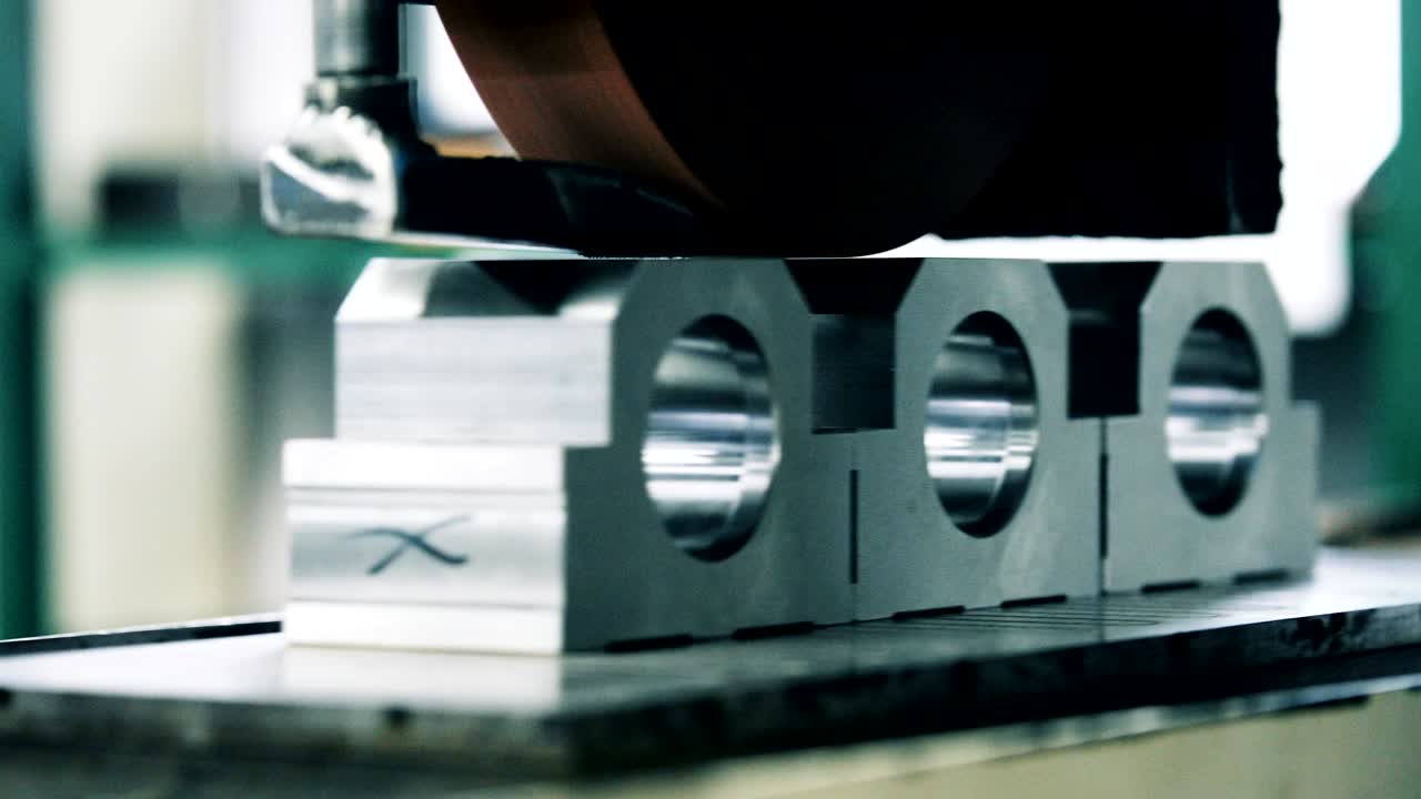 워크에서 고정도 회전 기계에서 금속을 마무리하는 작업