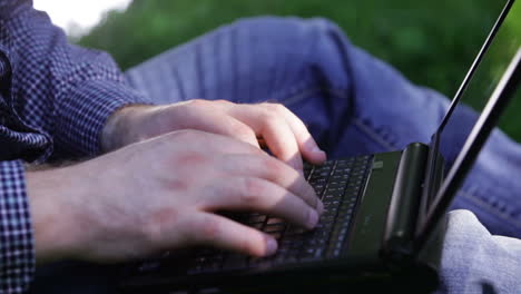 Detail-of-hands-and-keyboard