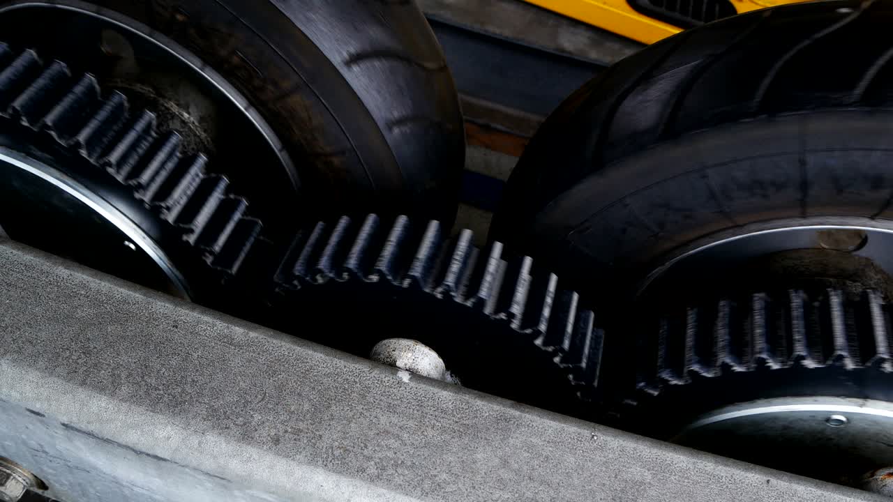 mecanismo industrial en la sala de máquinas del teleférico