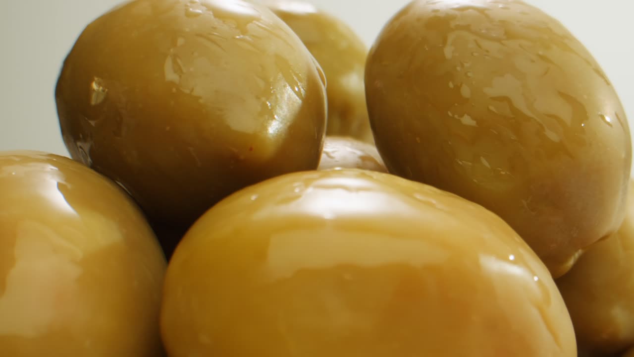 고품질의 4k 영상으로 그리스에서 배경으로 인 둥근 녹색 올리브.