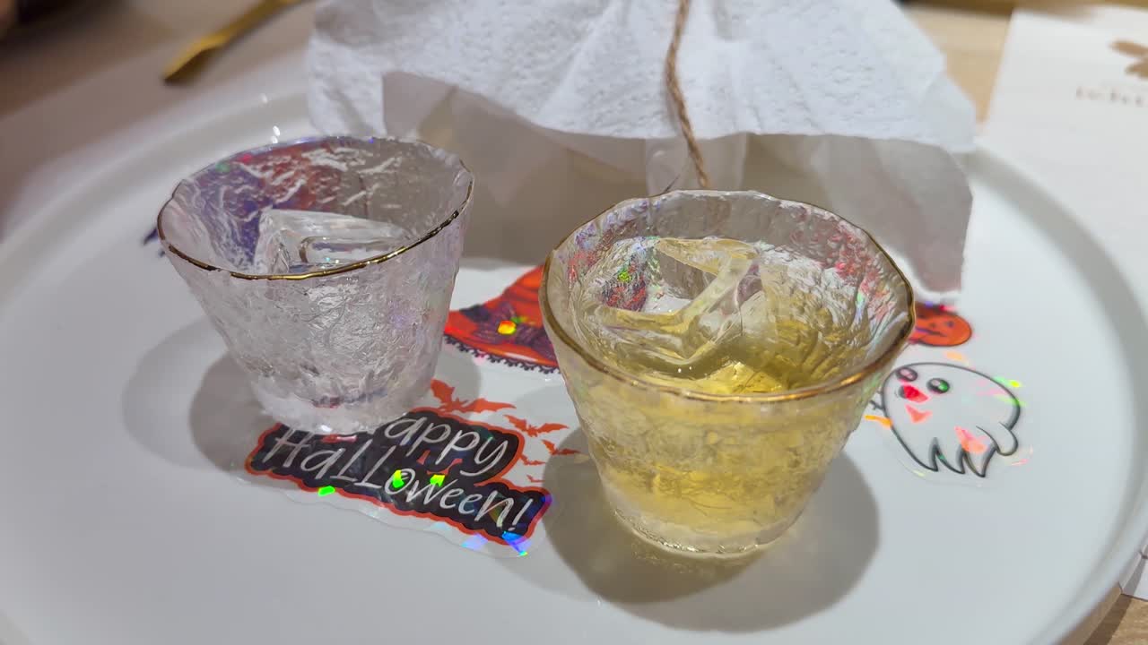 할로윈 테마의 접시에 있는 축제 음료