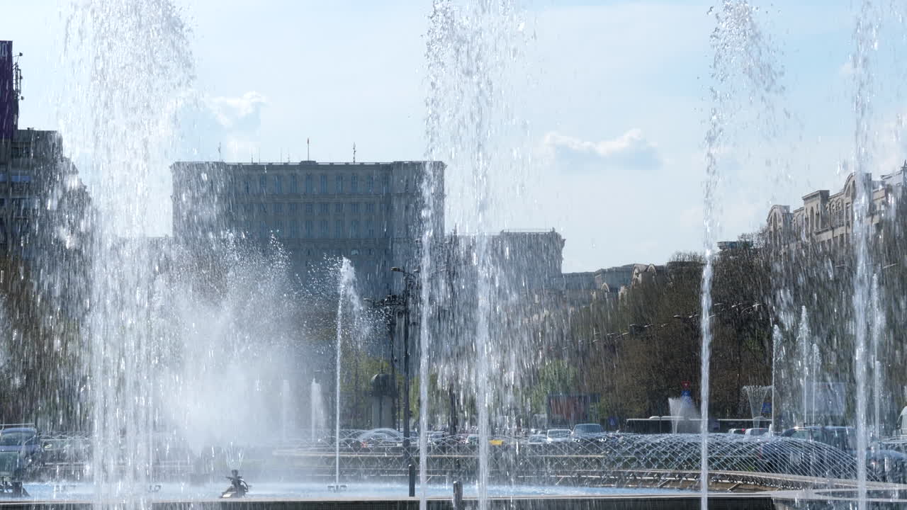 화창한 날 unirii 광장에서 부쿠레슈티 분수의 정적 샷