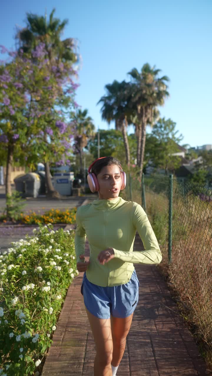 mujer corriendo al aire libre con auriculares