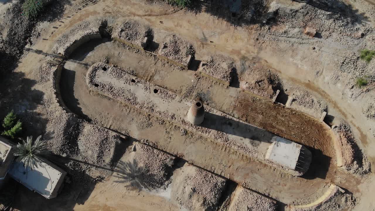 снимок с воздуха бесплодной земли и фабрики финиковых пальм в хаирпуре синдх в пакистане