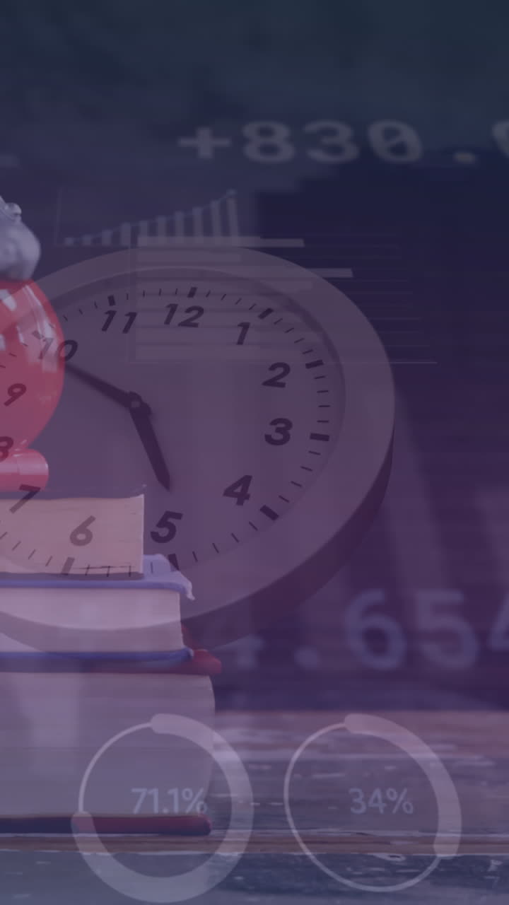 시계와 책에 대한 데이터 처리의 애니메이션