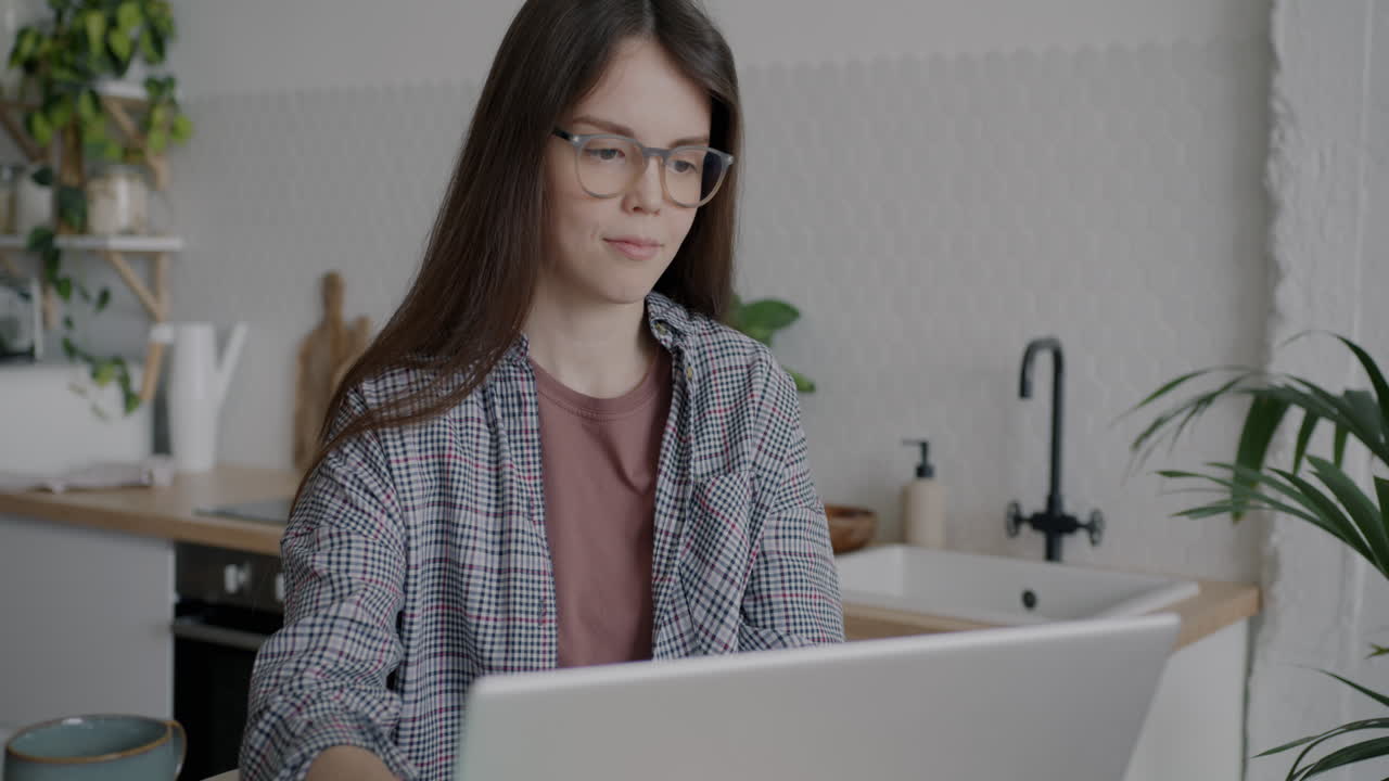 부에서 노트북으로 일하는 여자