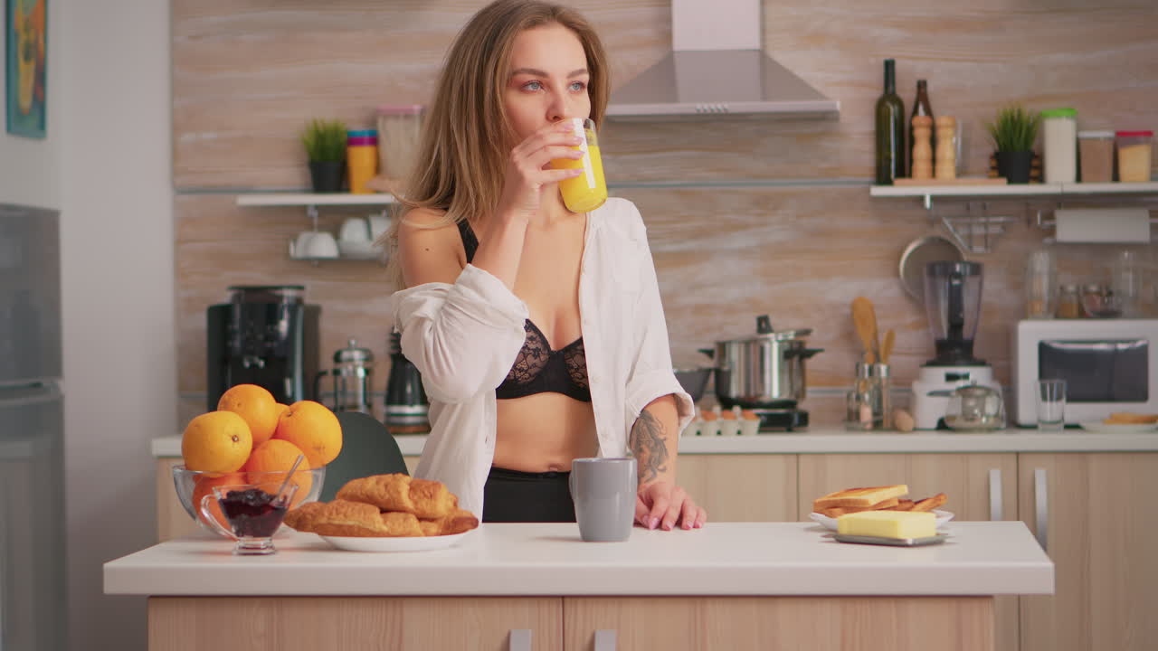 Donna sexy che si gode la mattina