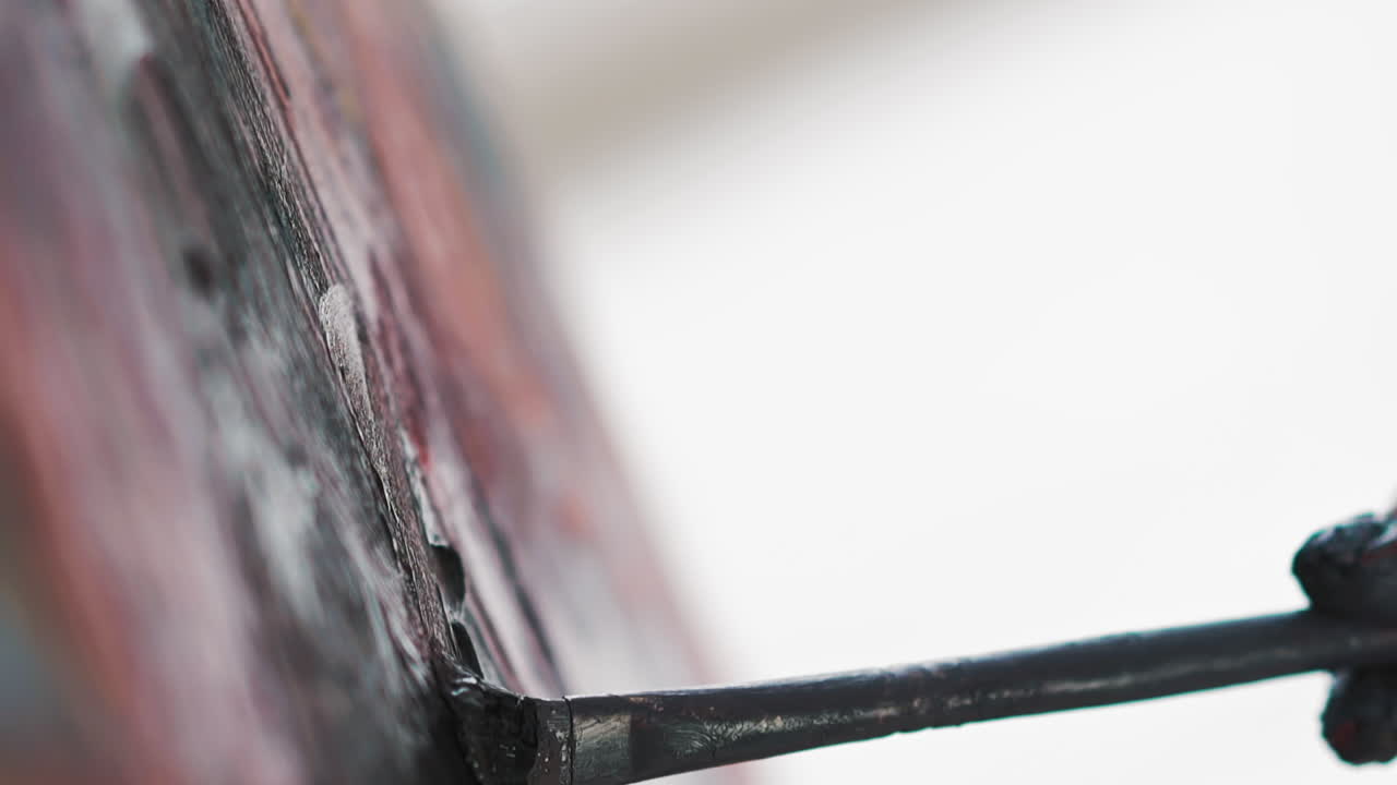 el artista dibuja aplicando pintura con pincel en el lienzo