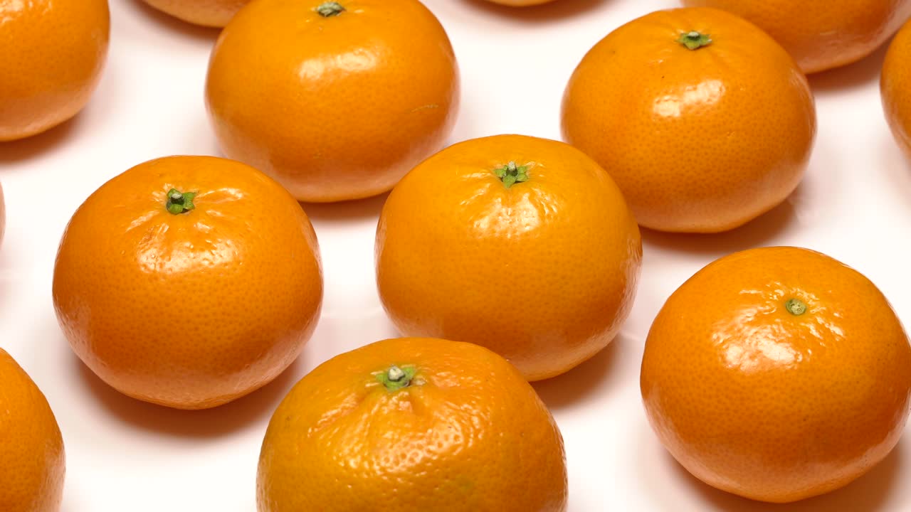 mandarinas frescas en un plato blanco