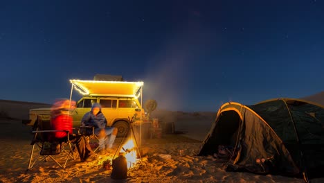 campamento nocturno en el desierto central de irán bajo la luz de la luna