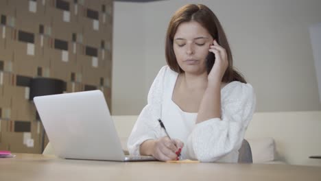 joven empresaria hablando por teléfono móvil