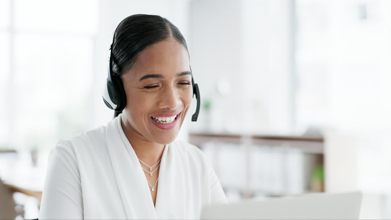 Sorriso, call center e donna d'affari in ufficio