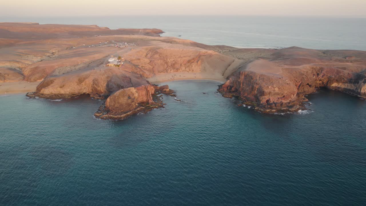 hermoso vuelo descendente de drones sobre la playa de papagayo en el sur de la isla de lanzarote
