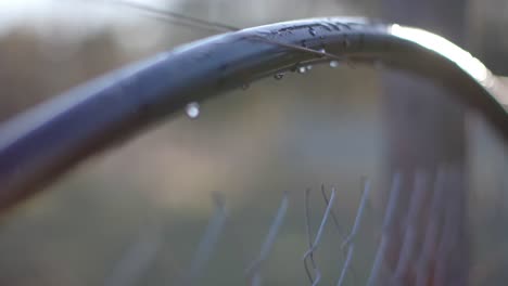 cierre de la valla con gotas de agua en el campo agrícola en el campo en un día soleado, cámara lenta